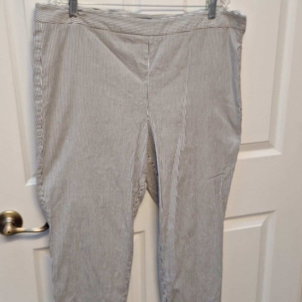 Q women's Talbots black stripe stretch ankle pants size 16